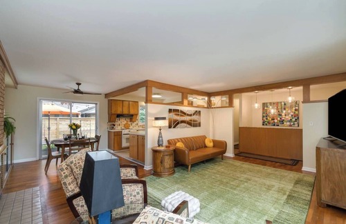 Midland House | Crabtree Place: A Relaxing 60s Experience