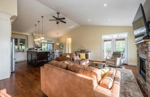 South Bruce Peninsula House | Craftsman Cottage With Hot Tub Near Beach