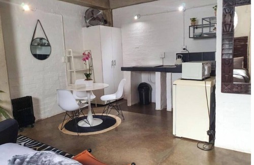 Downtown Johannesburg Apartment | Craftsmen's ship Maboneng, Apartment