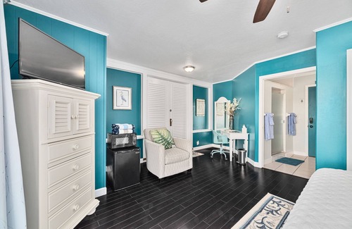 Historic Downtown Melbourne Bed & Breakfast | Crane Creek Inn Heron Room: Waterfront Pool B&B