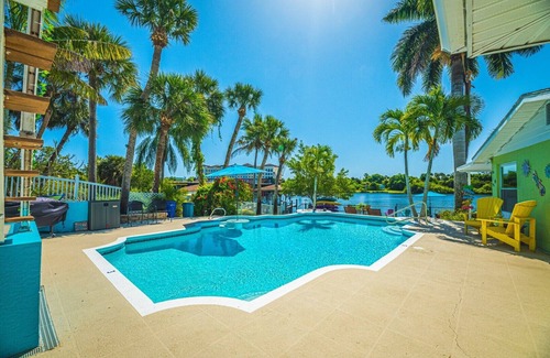 Historic Downtown Melbourne Apartment | Crane Creek Inn Manatee Suite: Waterfront Pool!