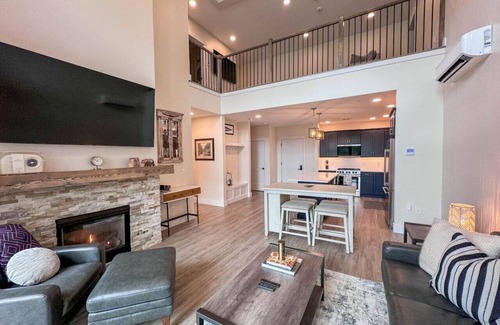 North Conway Condo | Cranmore Escape | Modern, Walk to Town, Pool!