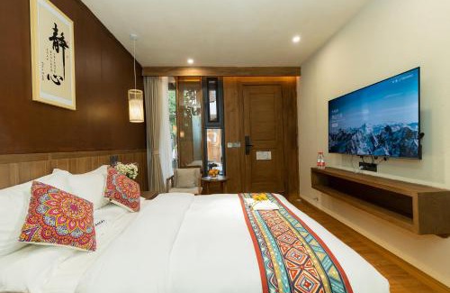 Dayan Old Town House | Crazy Stone Inn
