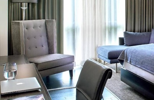 West Plaza Hotel | Create Memories w/Fun-filled Adventures at this Paradise! Pool, Pets Allowed