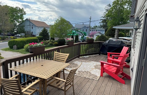 Stony Creek House | “Creek Boutique” lies steps away from beach, markets, and parks.