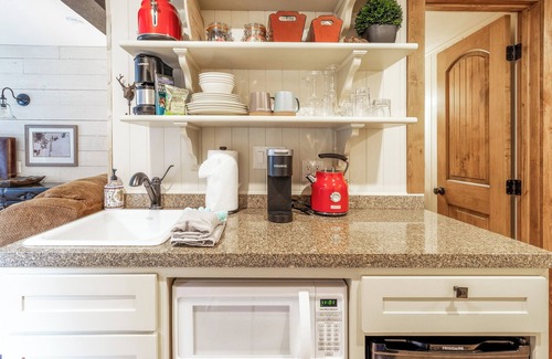 Four O'Clock Apartment | Creek. Cozy Romantic Getaway. Ski in. Pool Hot Tub
