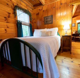 Benton House | Creek Crest Cabin Ocoee Riverside Cabin