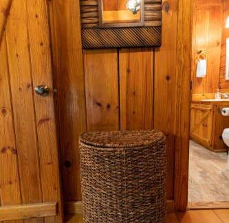 Benton House | Creek Crest Cabin Ocoee Riverside Cabin