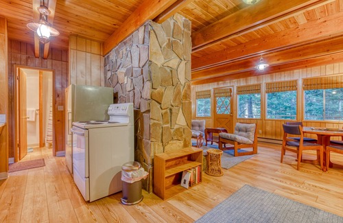 Government Camp Cabin | Creek-side mountain cabin with fireplace, balcony & full kitchen - near hiking