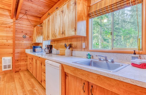 Government Camp Cabin | Creek-side mountain cabin with fireplace, balcony & full kitchen - near hiking