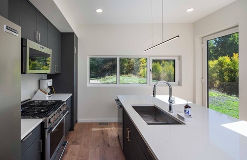 Hailey House | Creekside 2-bedroom cottage mid-valley