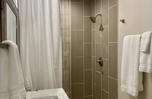 Jasper House | Creekside 2 BR overlooking waterfall and golf course