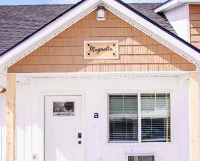 McCammon House | Creekside Cabin Magnolia stay w views and hot springs ONE br