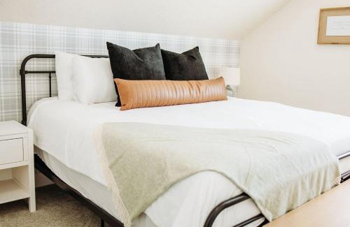 McCammon House | Creekside Cabin Magnolia stay w views and hot springs ONE br