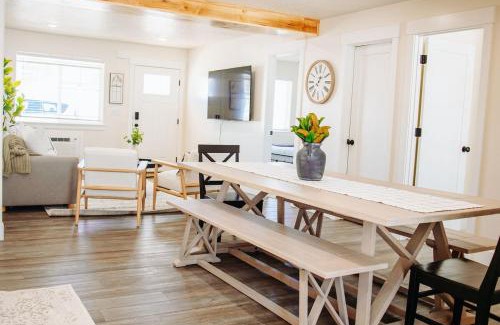 McCammon House | Creekside Cabin Magnolia stay w views and hot springs ONE br