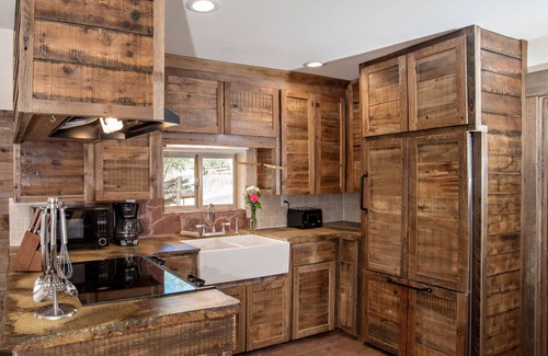 New Castle Cabin | Creekside cabin near Glenwood with outdoor kitchen