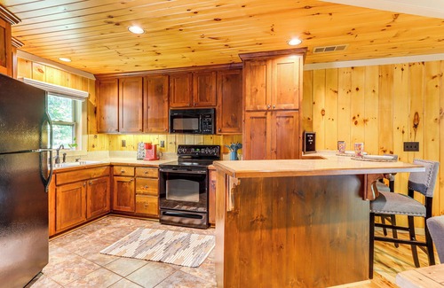 Walnut Mountain Cabin | Creekside Cabin Rental ~ 8 Mi to Downtown Ellijay!