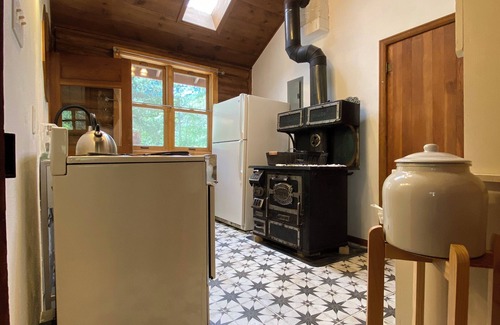 Lyons Cabin | Creekside cabin