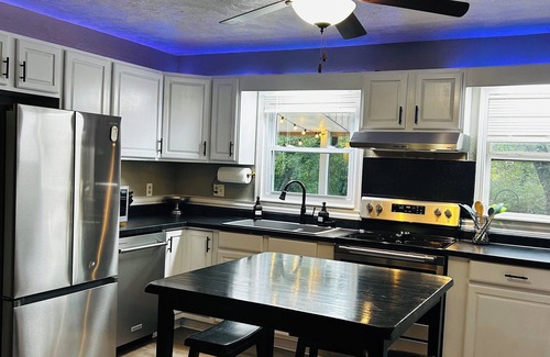 Bellville Cottage | Creekside Cottage - Charming 3-bedroom cottage in Bellville