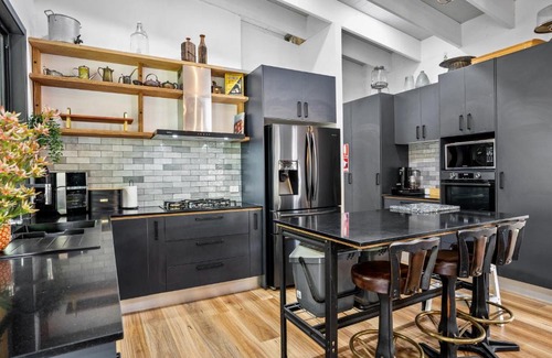 Perwillowen House | Creekside Cottage, pet friendly w pool
