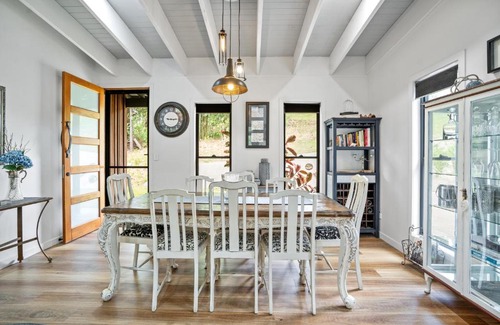 Perwillowen House | Creekside Cottage, pet friendly w pool