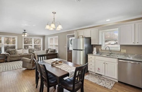 Gatlinburg Cottage | Creekside, Hot Tub, 2 King Beds, Walking Distance to Downtown, Great Parking!