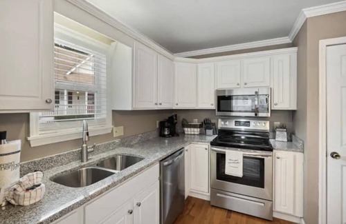 Gatlinburg Cottage | Creekside, Hot Tub, 2 King Beds, Walking Distance to Downtown, Great Parking!