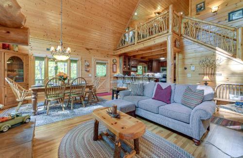 Cataloochee Ranch House | Creekside Maggie Valley Cabin 2 Mi to Skiing!