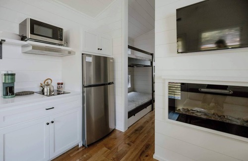 Pittman Center Cabin | Creekside Tiny Cabin - Fishing Lake - Groundhog Cabin