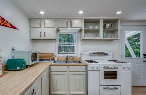 Glenfield House | Creekside vintage retreat with HOT TUB!