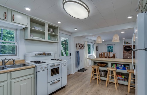 Glenfield House | Creekside vintage retreat with HOT TUB!