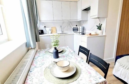 High Wycombe Apartment | Crendon House Cosy Studio - Sleeps 2 & Kitchen