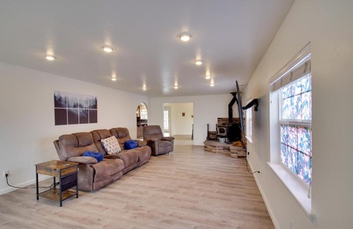 Crescent City North House | Crescent City Home with Hot Tub Half-Block to Beach