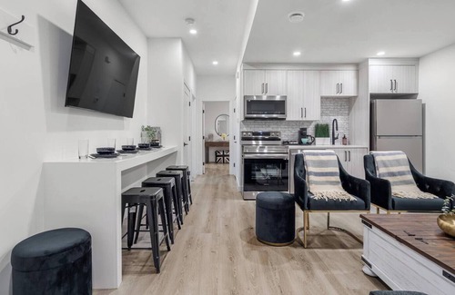 Crescent Heights Apartment | Crescent Heights Guest Suite