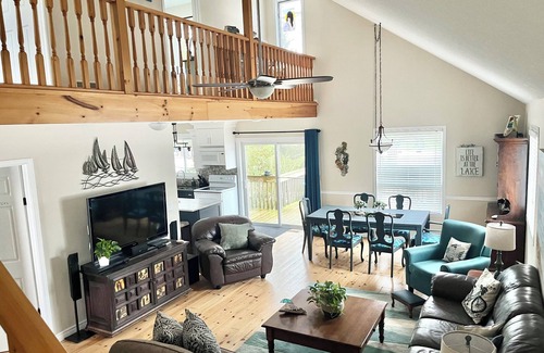Bluewater Cottage | Crest Beach Lake House: 4-Season Getaway Between Bayfield and Grand Bend!