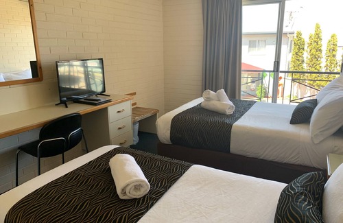 Queanbeyan Hotel | Crest Motor Inn