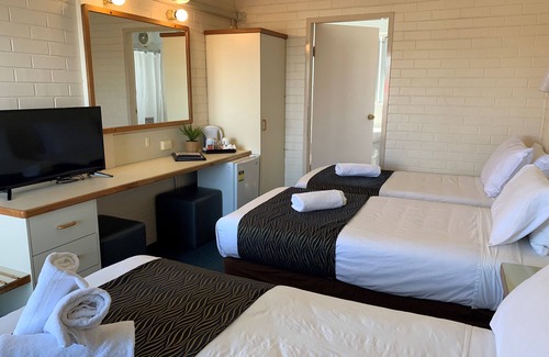 Queanbeyan Hotel | Crest Motor Inn