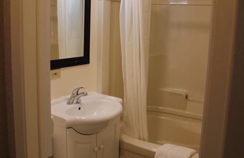 Port Carling Hotel | Crestwood Inn