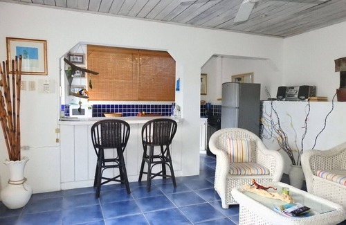 Black Rock House | Crew's Nest at Bayview Villas, Poolside Studio close to Grafton Beach