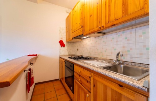 Civenna Apartment | Crimson Apartment by Wonderful Italy
