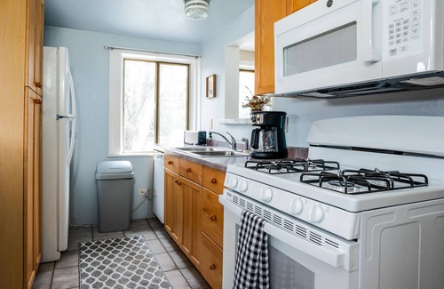 Como House | Crimson Cottage - 3BR & short walk to Lake Como!