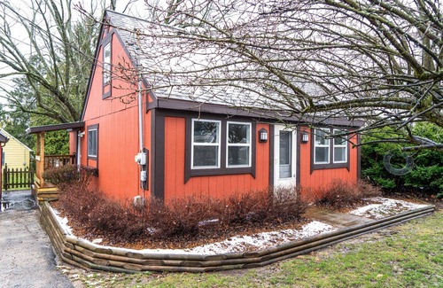 Como House | Crimson Cottage - 3BR & short walk to Lake Como!