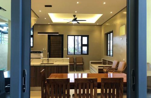 Tagaytay Resort | Cristinas Holiday home