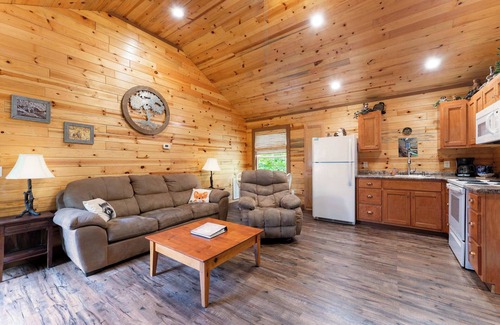 Bryant Cabin | Critter Corner Cabin – Cozy Bluffside Retreat