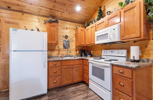 Bryant Cabin | Critter Corner Cabin – Cozy Bluffside Retreat