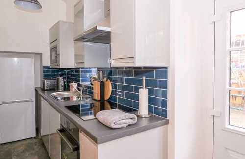 Ammanford Cottage | CROOKED HILL COTTAGE, pet friendly, with hot tub in Ammanford