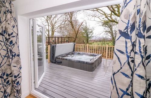 Ammanford Cottage | CROOKED HILL COTTAGE, pet friendly, with hot tub in Ammanford