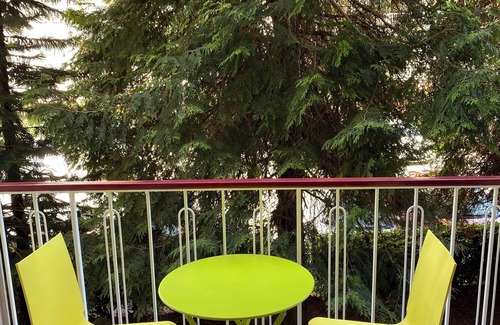 Cros-de-Cagnes Apartment | Cros de Cagnes-sur-Mer building facing the sea