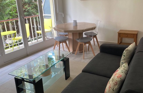 Cros-de-Cagnes Apartment | Cros de Cagnes-sur-Mer building facing the sea