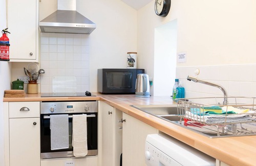Gatehouse-of-Fleet Cottage | Cross Cottage - a house that sleeps 2 guests in 1 bedroom